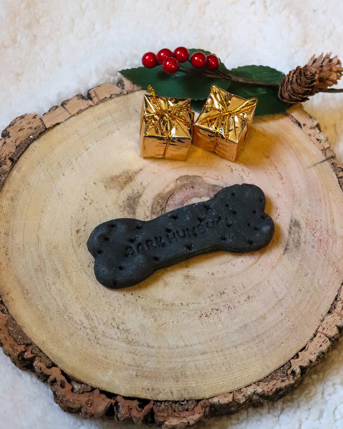 APAWTISER MERRY WOOFMAS & BARK HUMBUG BISCUIT BONE TREAT