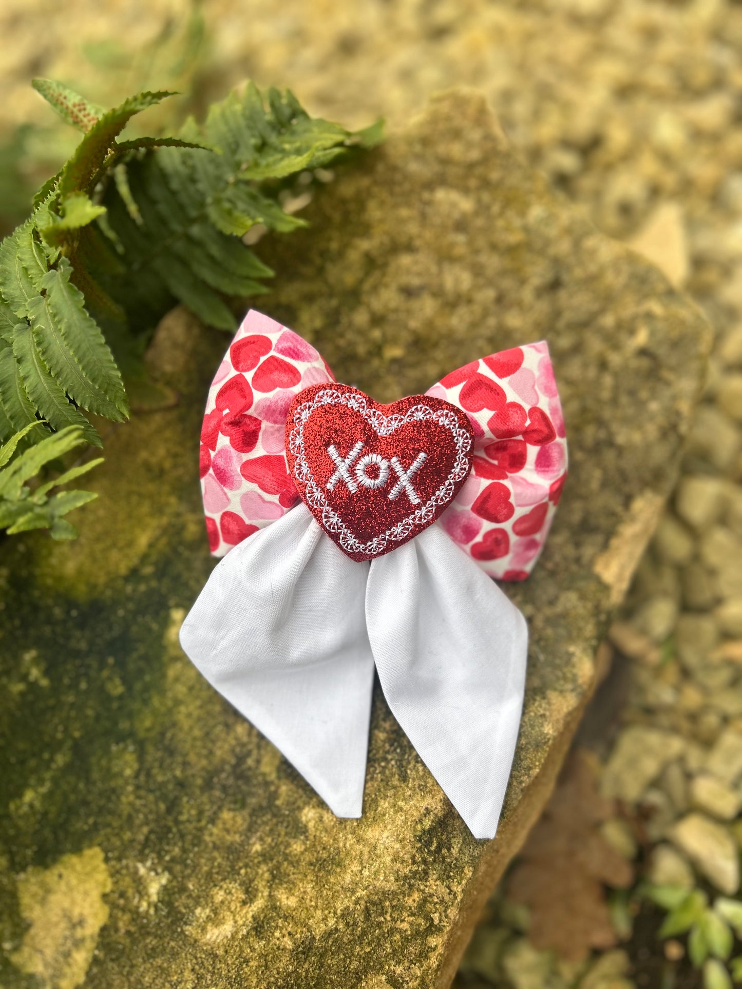 HUGS & KISSES BOW