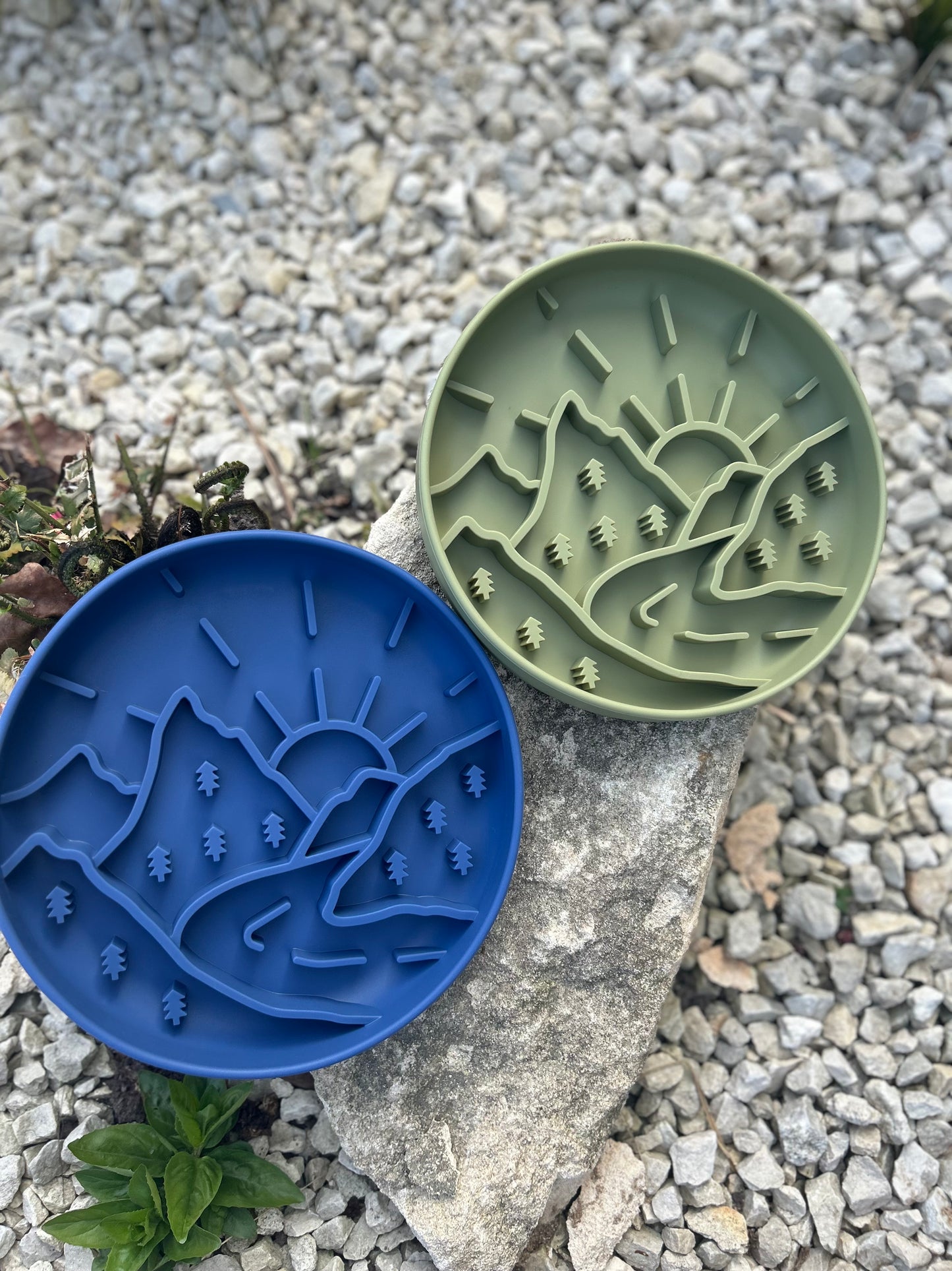 ESCAPE TO THE MOUNTAINS SLOW FEEDER BOWL