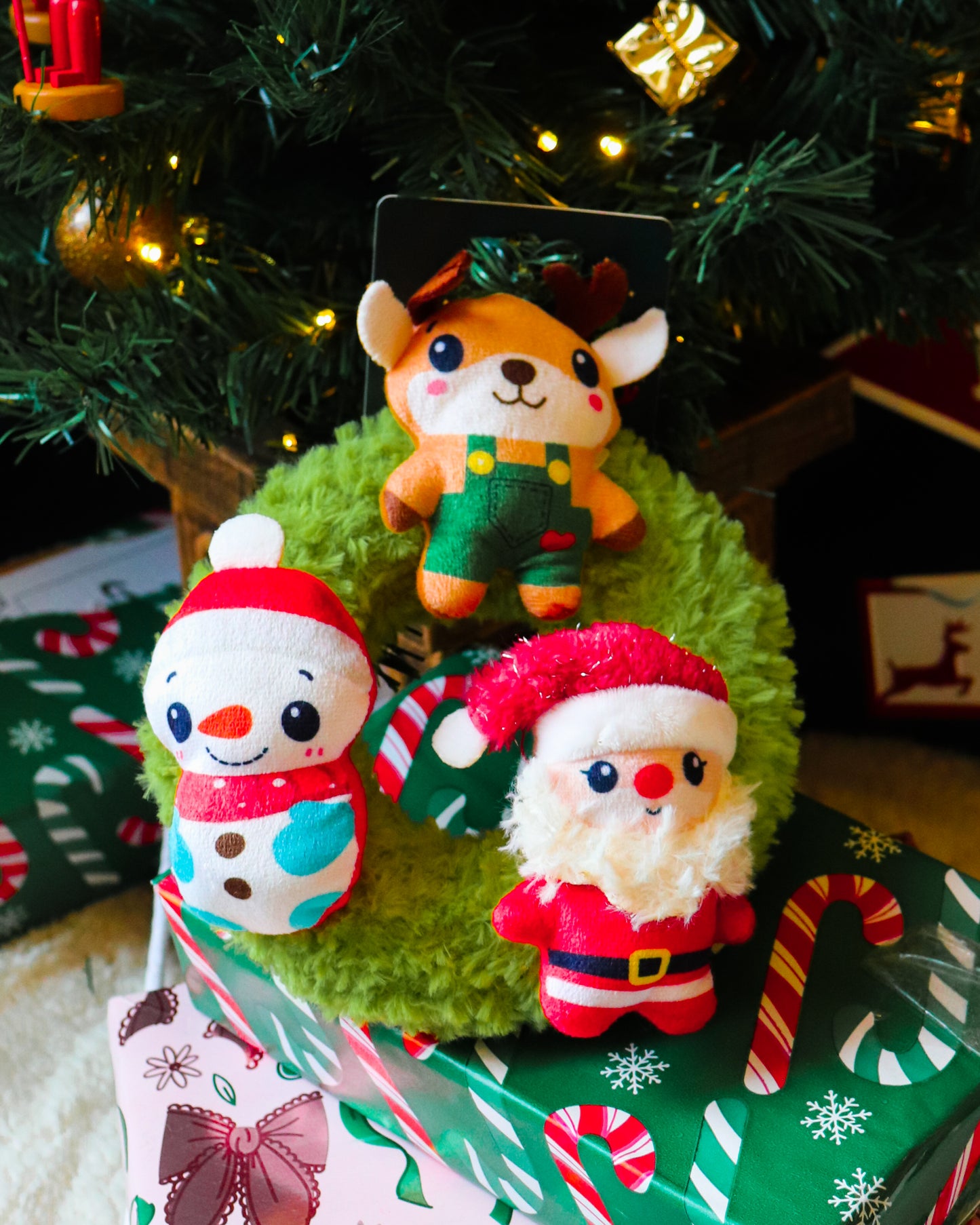 GREAT & SMALL CHRISTMAS WREATH WITH 3 DETACHABLE TOYS PLUSHIE