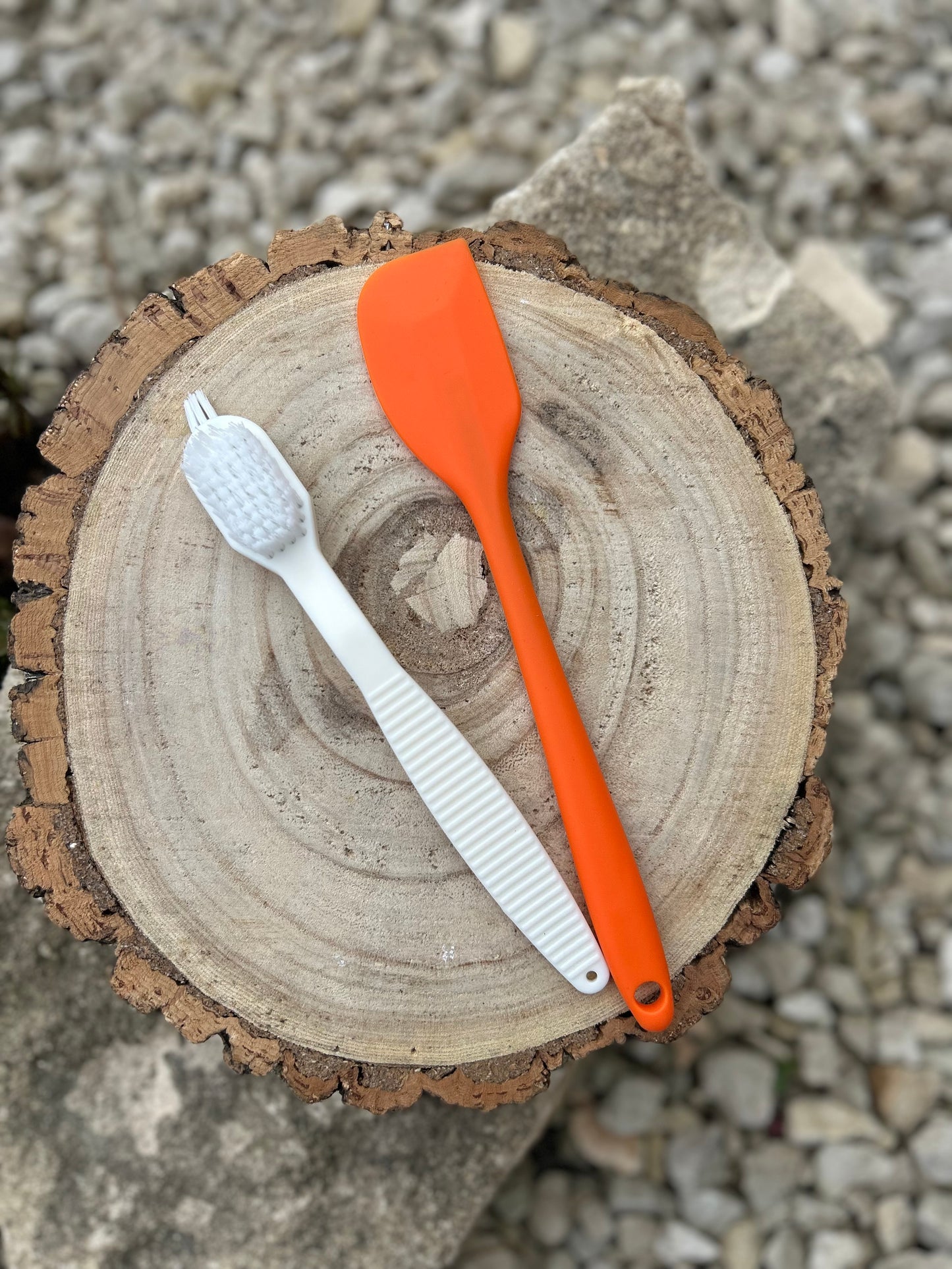 ENRICHMENT ACCESSORIES (CLEANING BRUSH & SPATULA)