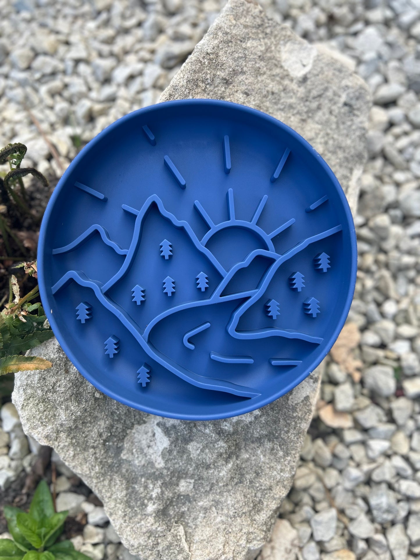 ESCAPE TO THE MOUNTAINS SLOW FEEDER BOWL