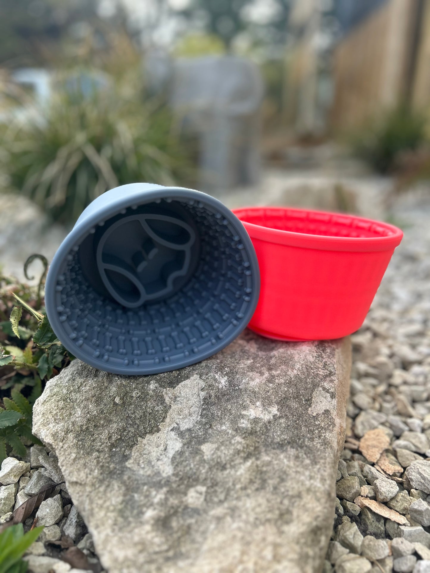 THE “DOGGY” POT SILICONE SLOW FEEDER BOWL