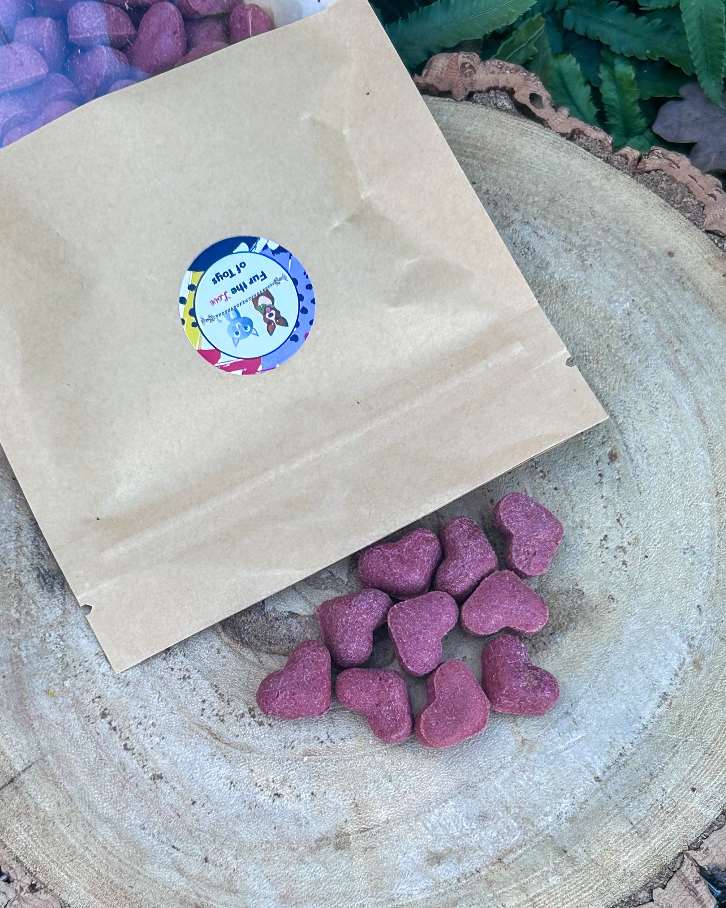 BEETROOT & DANDELION LOVE HEARTS (CONTAINS POULTRY)