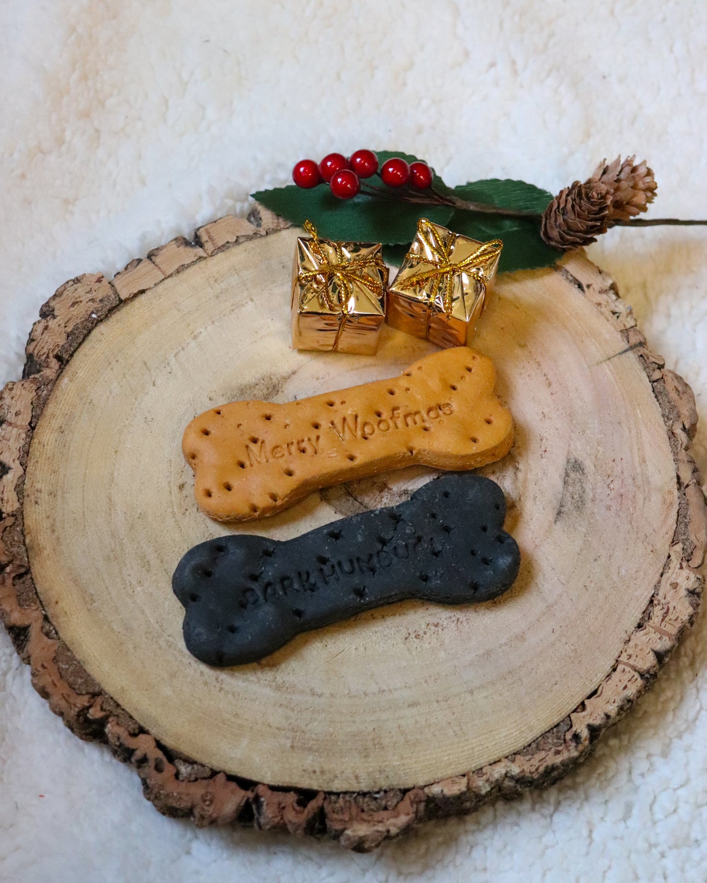 APAWTISER MERRY WOOFMAS & BARK HUMBUG BISCUIT BONE TREAT