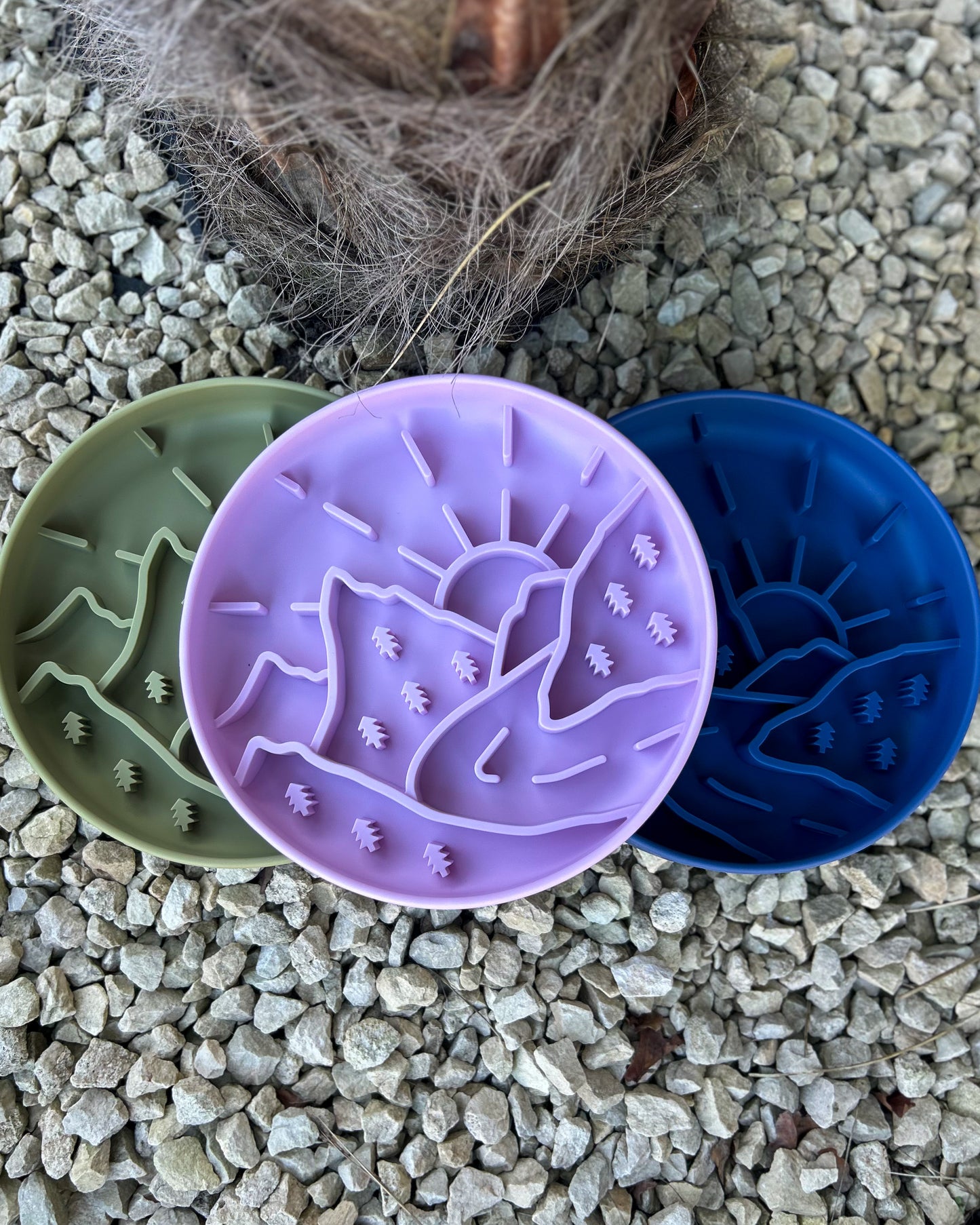 ESCAPE TO THE MOUNTAINS SLOW FEEDER BOWL