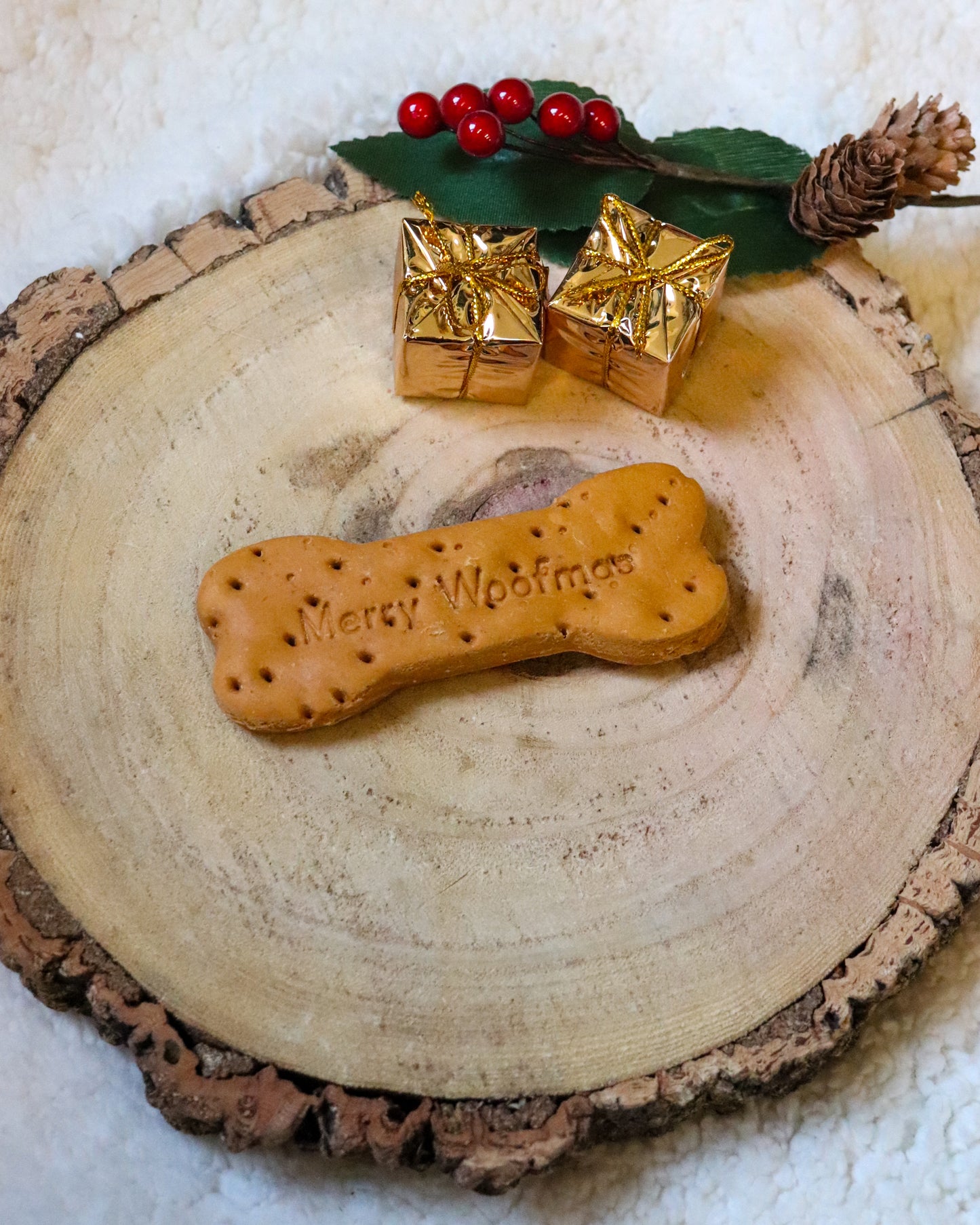 APAWTISER MERRY WOOFMAS & BARK HUMBUG BISCUIT BONE TREAT