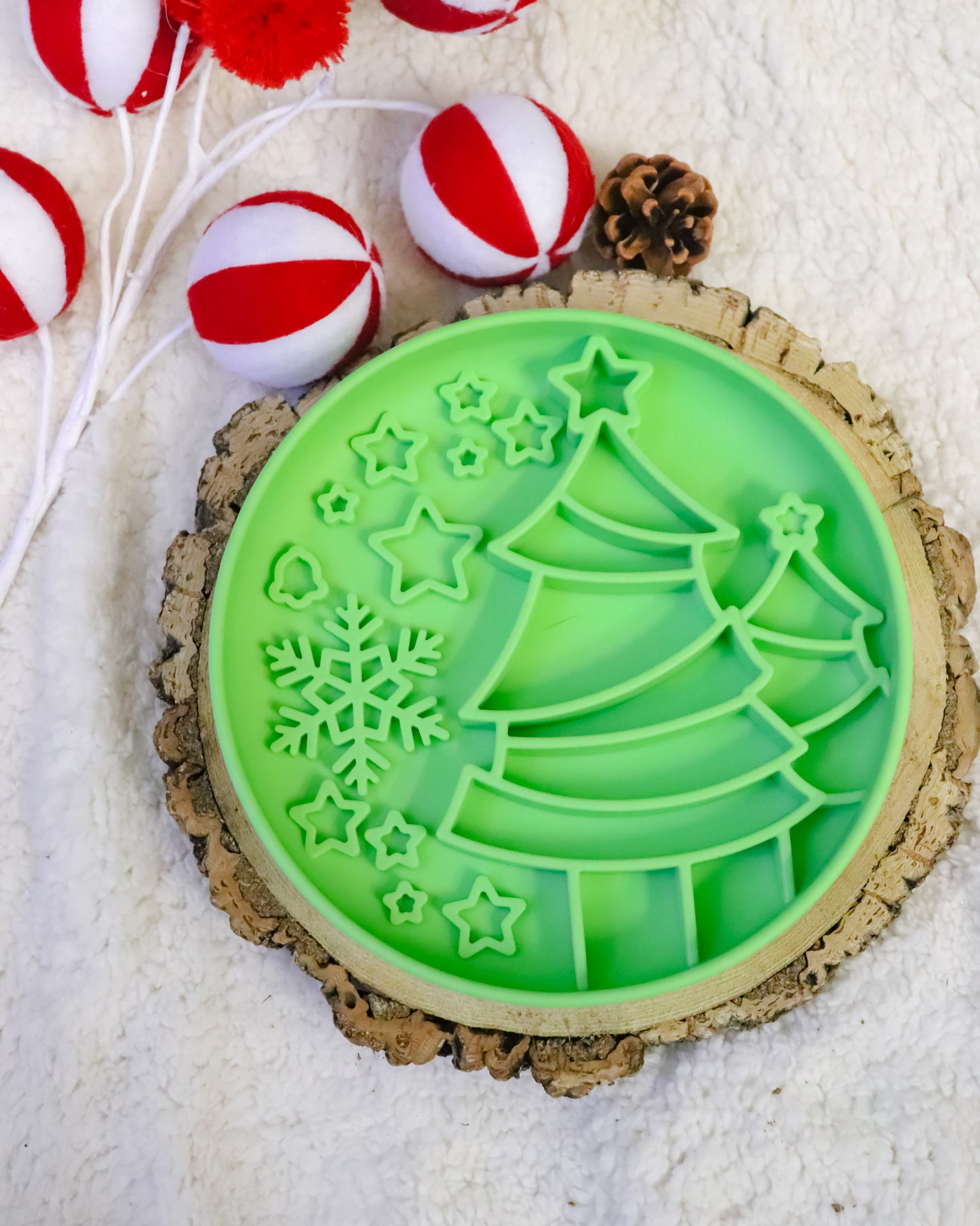 OH CHRISTMAS TREE SILICON SLOW FEEDER ENRICHMENT BOWL