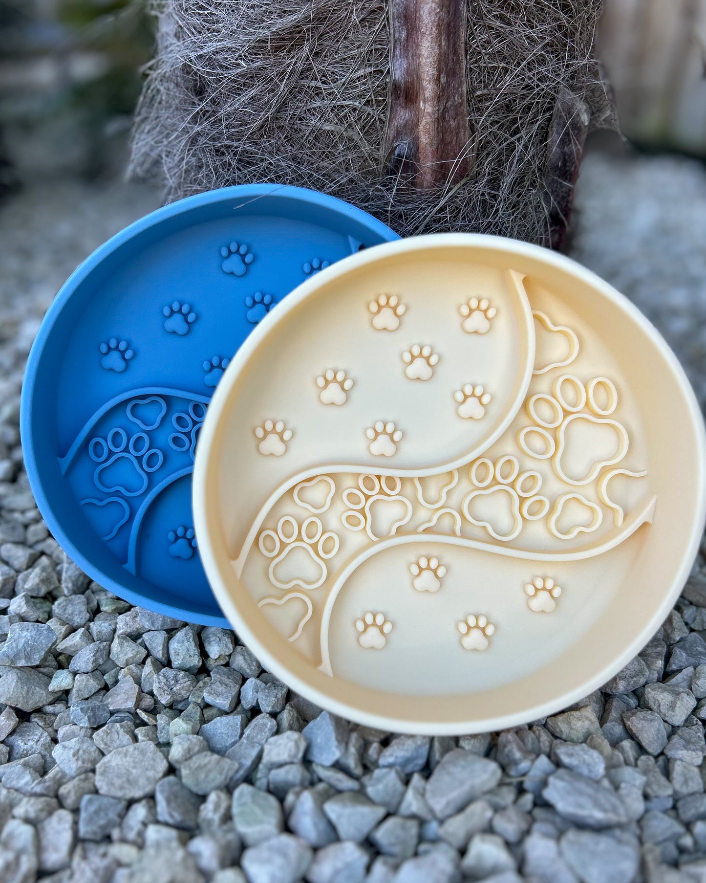PAWS ON PLATES SILICONE SLOW FEEDER LICK BOWL