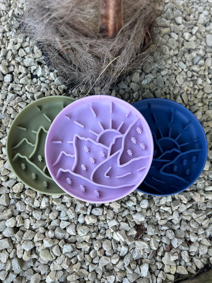 ESCAPE TO THE MOUNTAINS SLOW FEEDER BOWL
