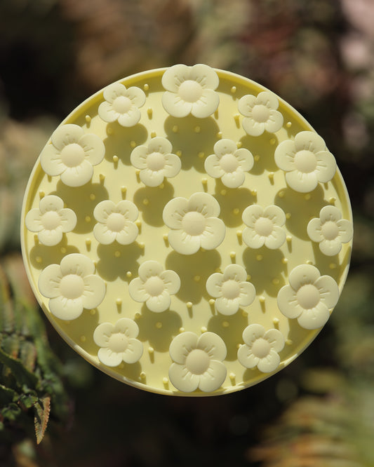 THE DITSY DAISY SLOW DOWN LICK PAD LICK MAT SLOW FEEDER