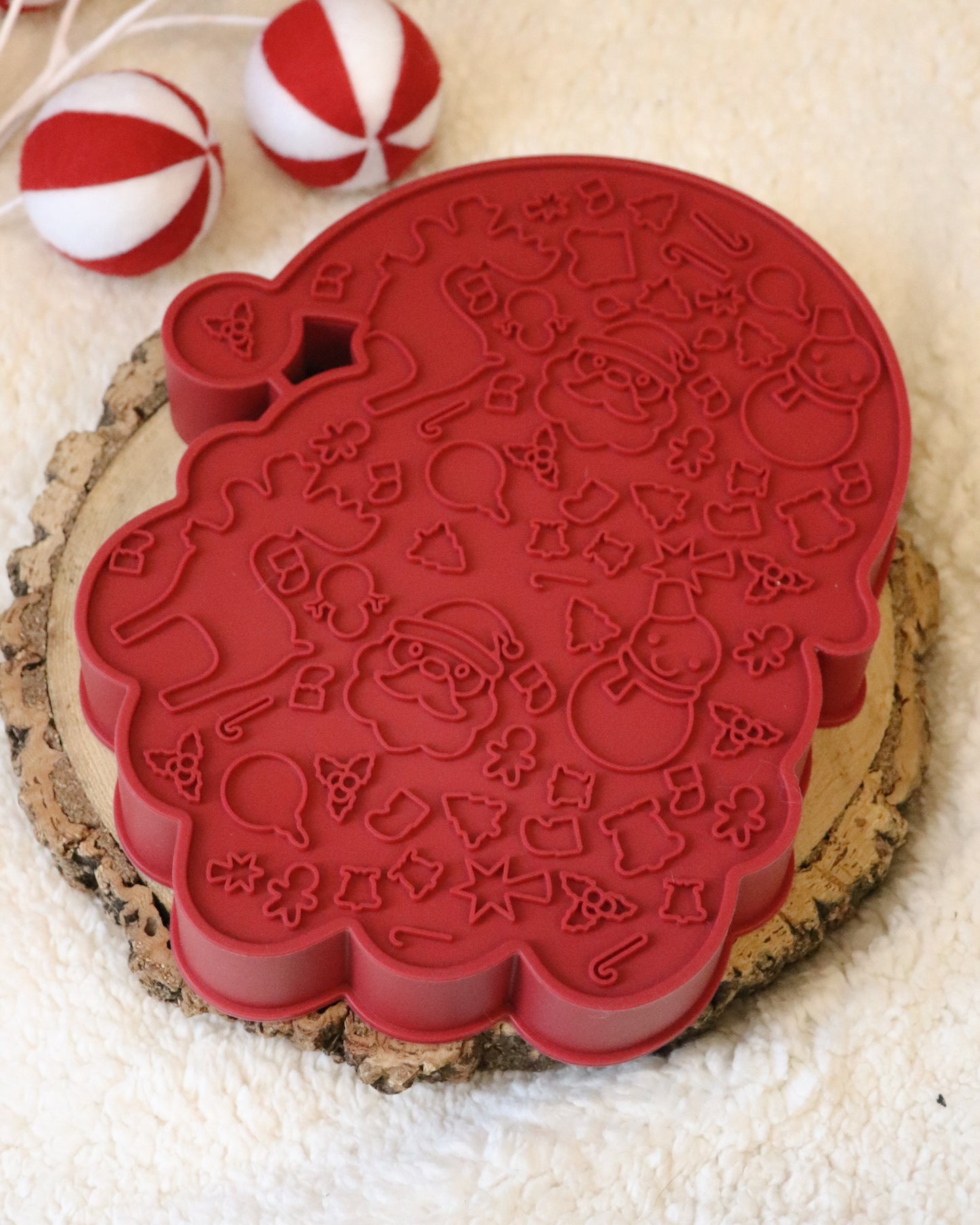 SMILEY SANTA 2 IN 1 SILICON SLOW FEEDER / LICK MAT ENRICHMENT BOWL